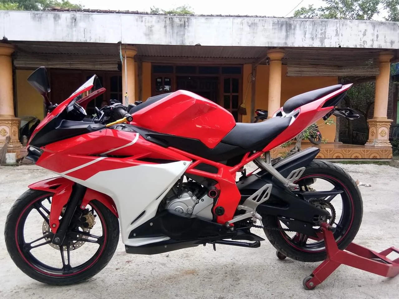 Modifikasi Yamaha New Vixion 2014 Menjadi Honda Cbr250rr