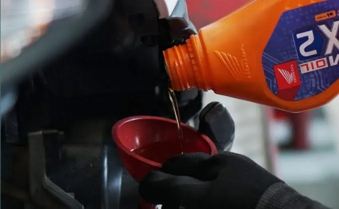 Cara Mengecek Oli Mesin Saat Sebelum Berkendara Jarak Jauh