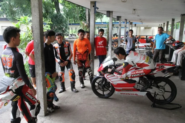 Balap Motor dan Gaya Hidup Ekstrem: Keseharian Pembalap