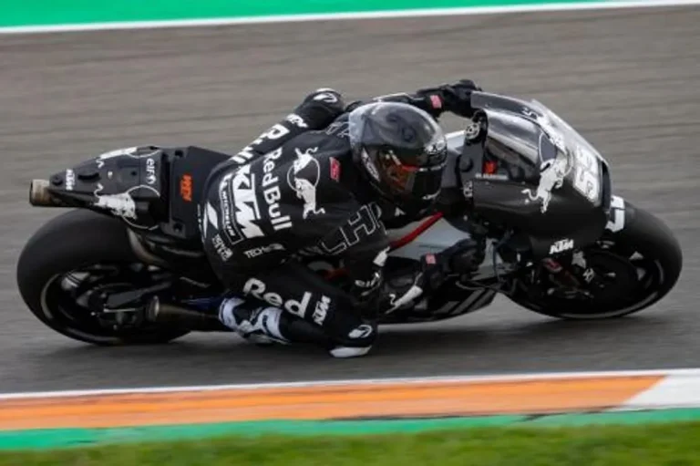Keahlian Berkendara Motor GP Hitam Putih