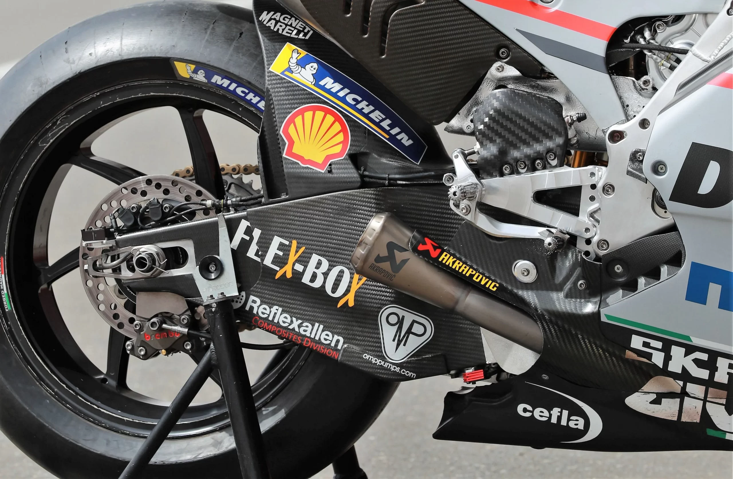 Keajaiban Swingarm Carbon Pada Motor Gp