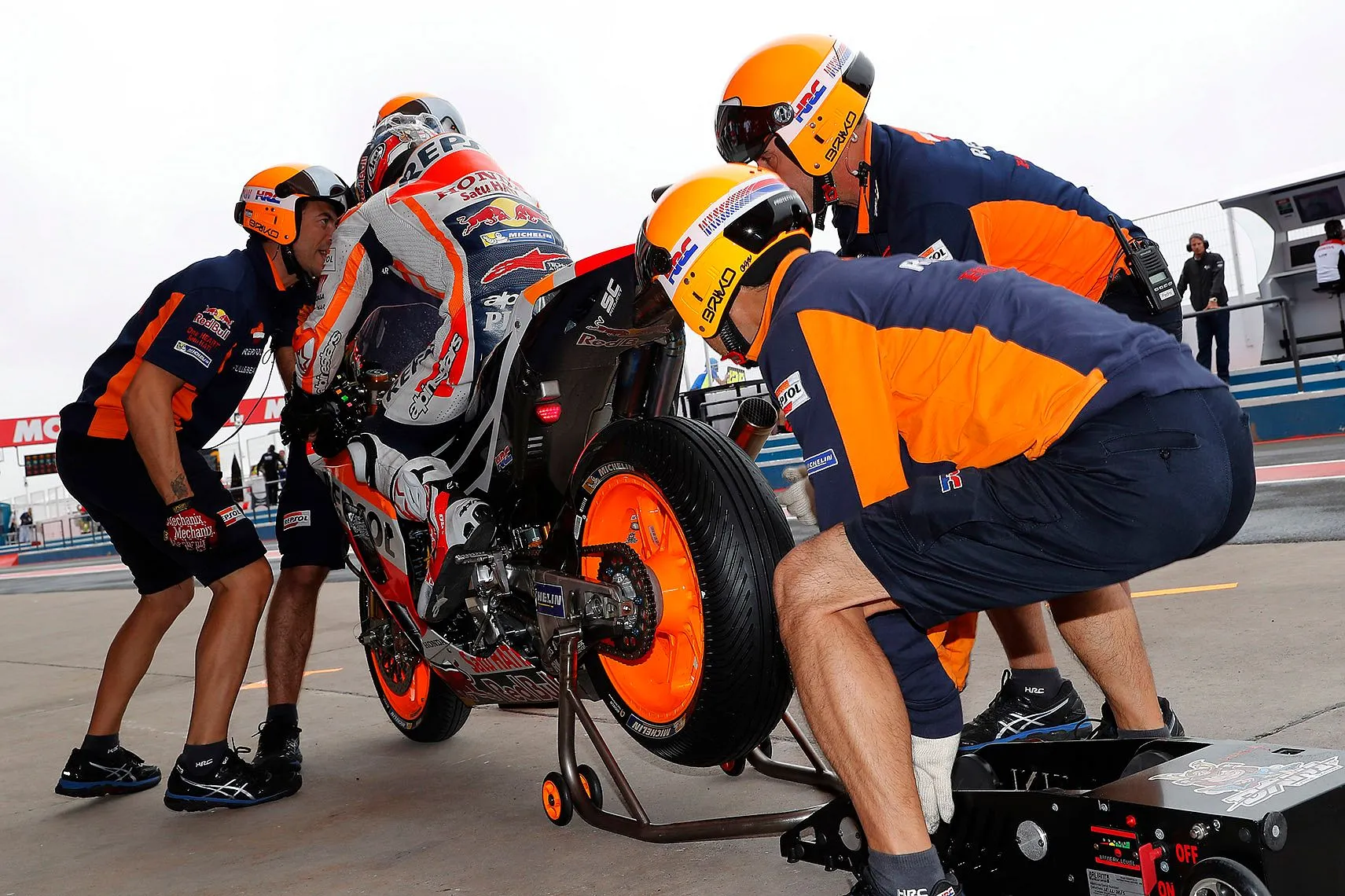 Kolaborasi Tersembunyi Pembalap Motogp Dan Keahlian Mekanik