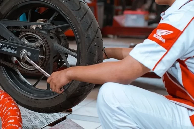 Menjaga dan Merawat Ban Motor GP Hujan