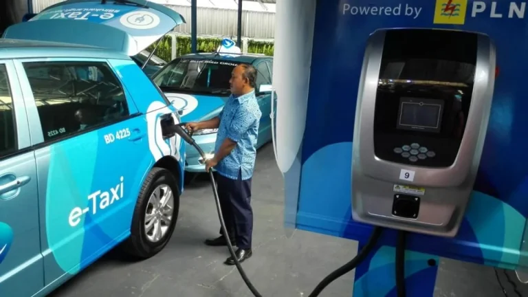 Pengaruh Perkembangan Teknologi Kendaraan Listrik pada Industri Otomotif