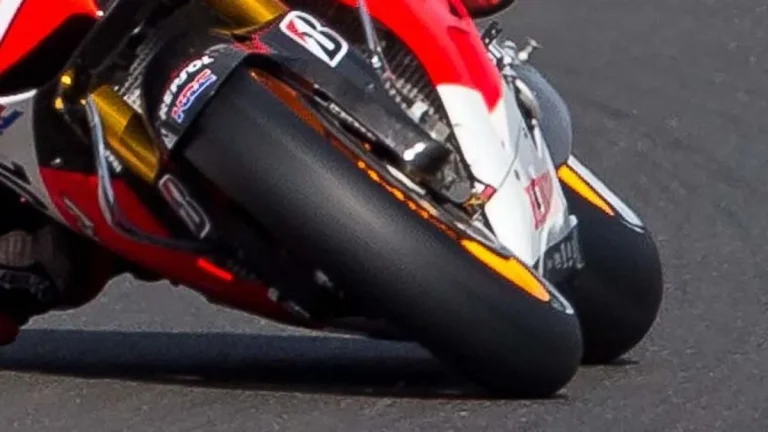 Perbedaan Antara Motor Balap dan Motor Jalan Raya di MotoGP