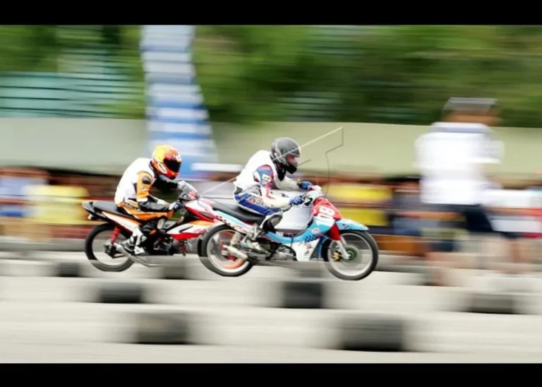 Pesan di Balap Motor-Inspired Art