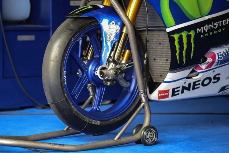 Proses Cara Manasi Ban Motor GP yang Tepat