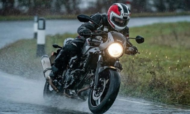 Ban Baru Licin dan Tips Aman Berkendara