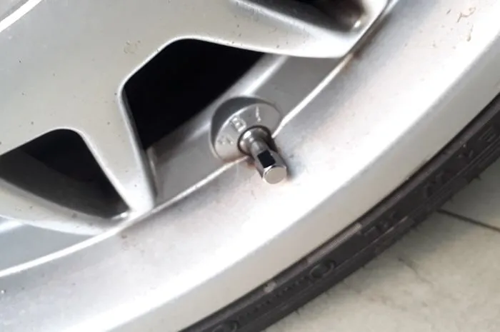 Mengapa Pentil Ban Motor Anda Cepat Rusak Inilah 5 Penyebab Utamanya