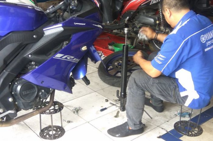 10 Takaran Oli Shock Depan Motor