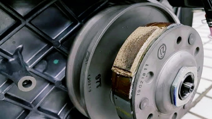 Tanda Fisik Kampas Ganda Motor Matic Aus