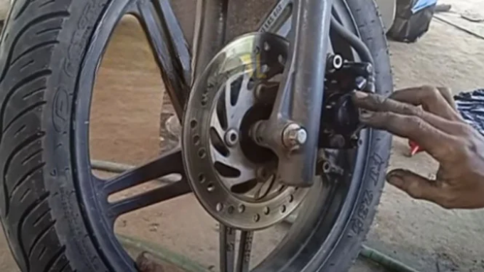 Cara Jitu Atasi Piringan Cakram Motor Macet