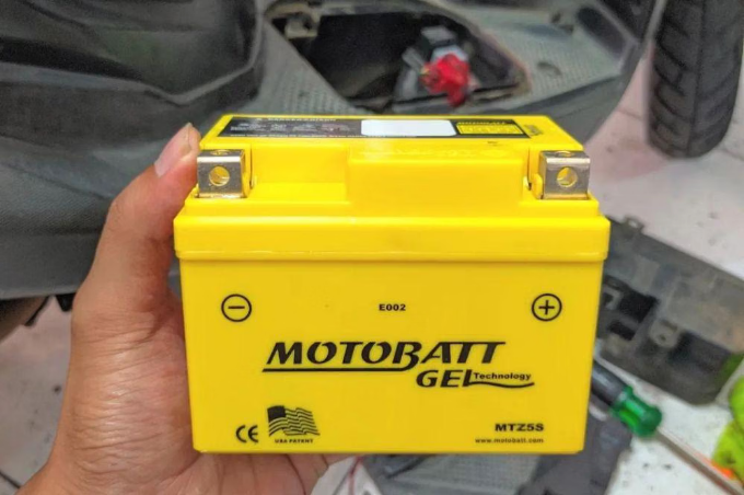 Perbandingan Biaya Aki Motor Basah