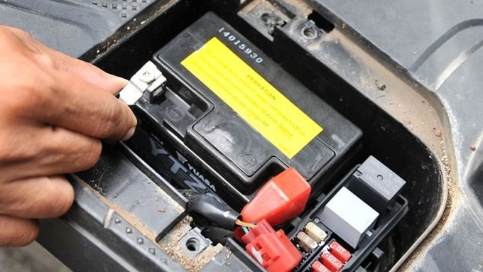 Perbandingan Biaya Aki Motor Basah