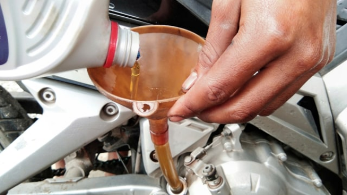 Ganti Oli Motor Jarang Dipakai Agar Awet