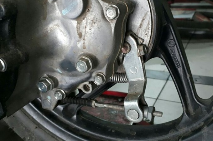 Penyebab Rem Belakang Motor Berdecit